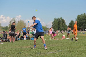 1024px-Brännbollsyran_2013_-_Lagen_tränar